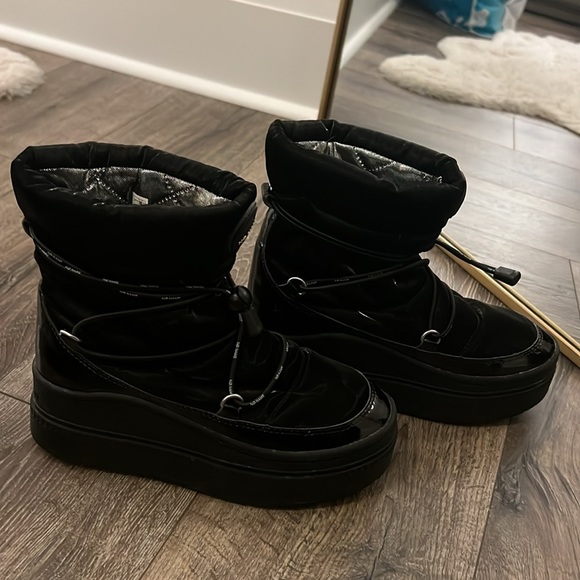 Stylish Black Women's Winter Boots - Picture 9 of 9